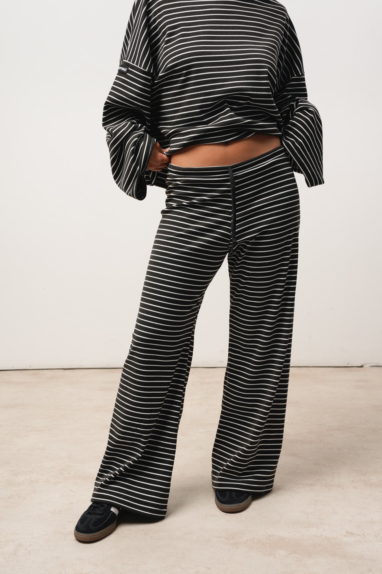 PANTALÓN COMFY RAYAS NEGRO