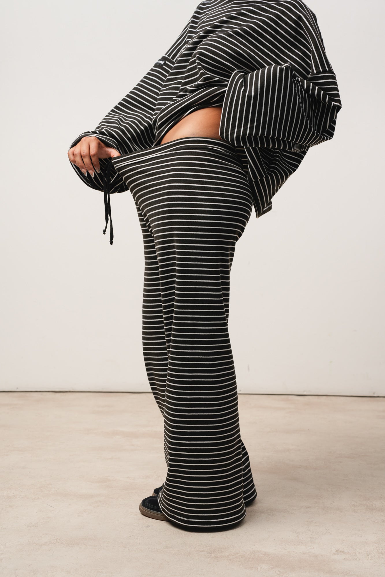 PANTALÓN COMFY RAYAS NEGRO