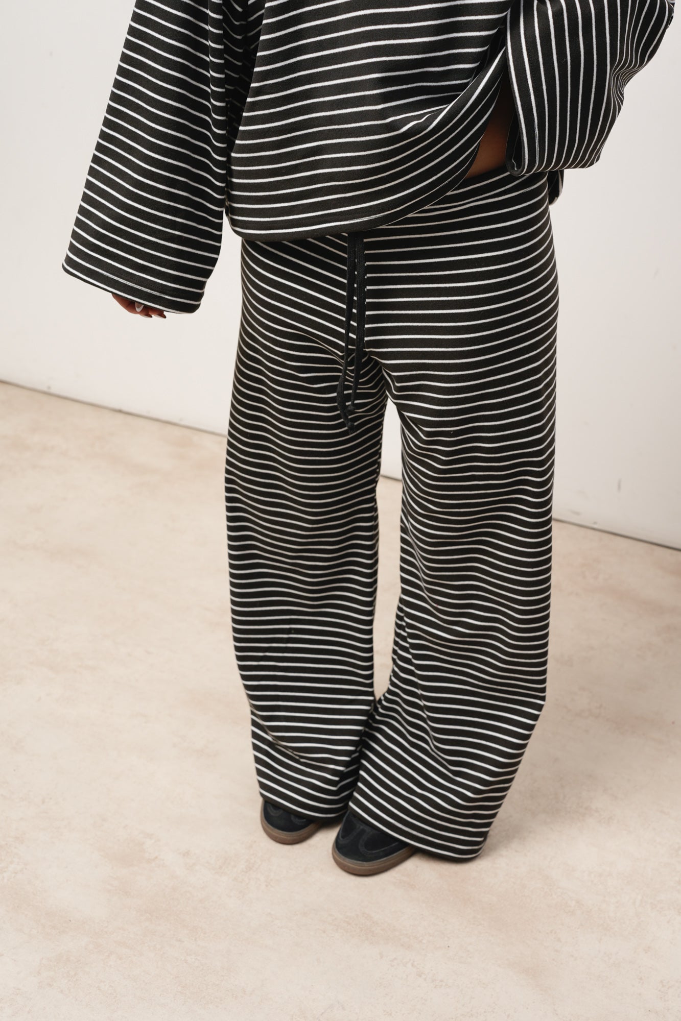 PANTALÓN COMFY RAYAS NEGRO