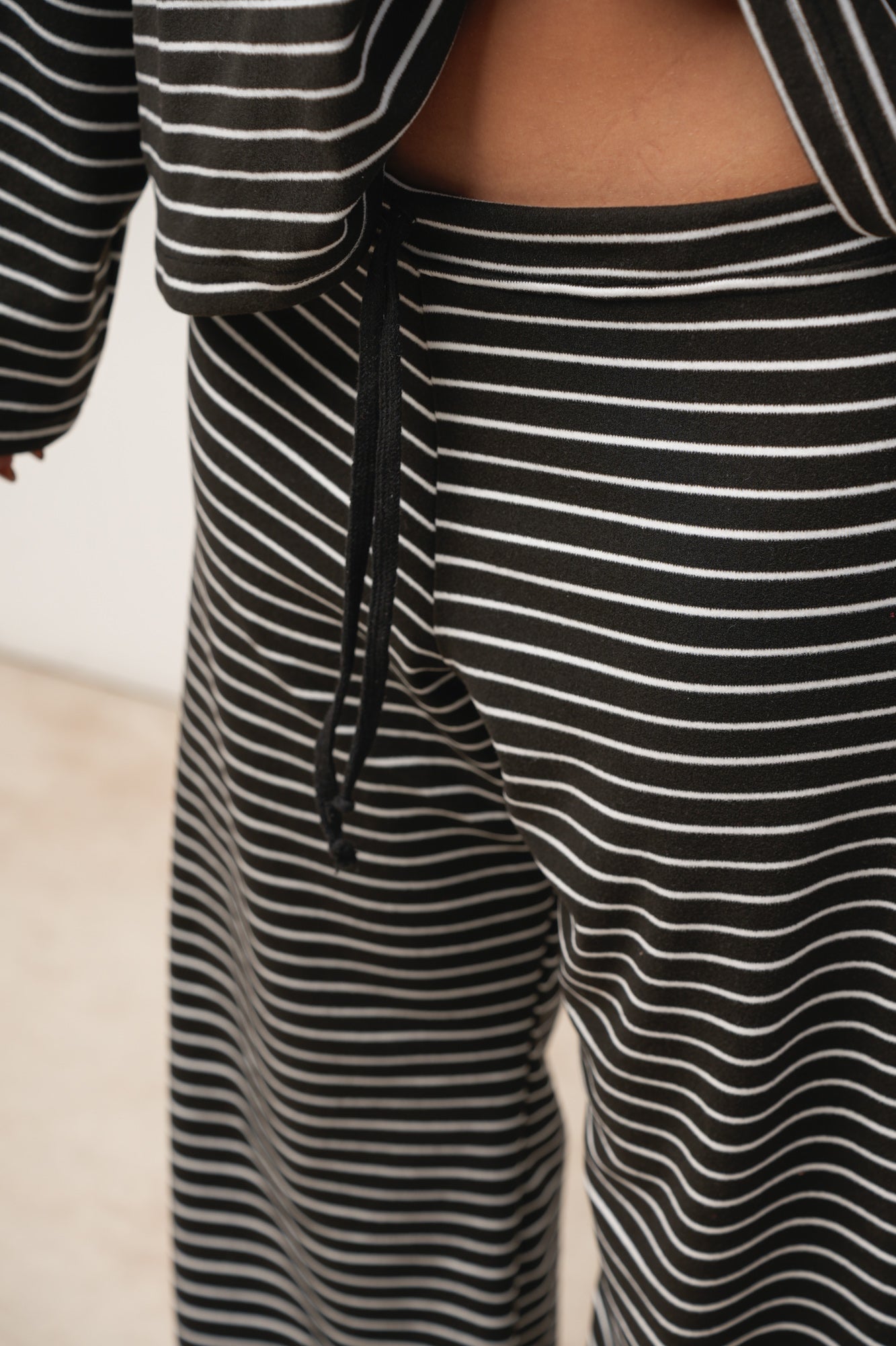 PANTALÓN COMFY RAYAS NEGRO